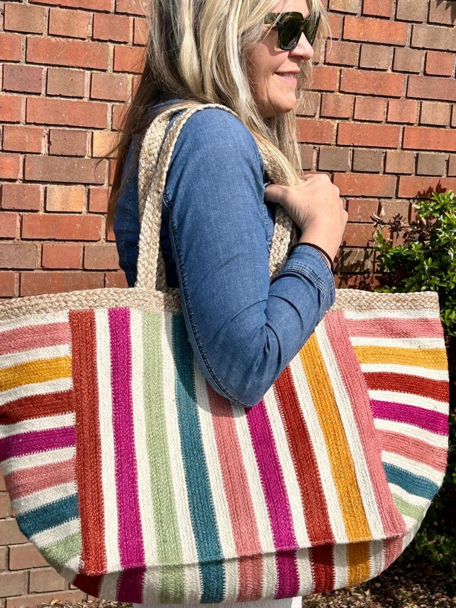 Jute beni tote bag in Dahlia by The Braided Rug. Lotta from Stockholm